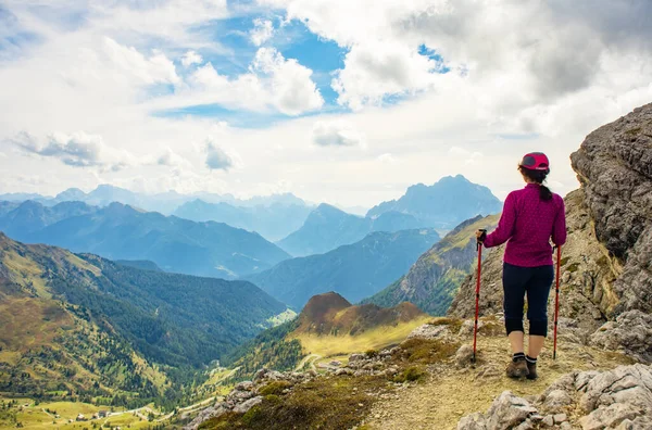 Dolomitler Alp Dağları 'nda yürüyüş. Spor, aktif yaşam tarzı konsepti — Stok fotoğraf