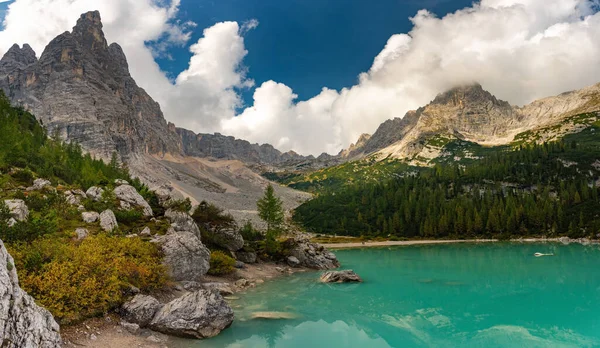Increíble vista del lago Sorapis Lago di Sorapis Dolomitas, Italia — Foto de Stock