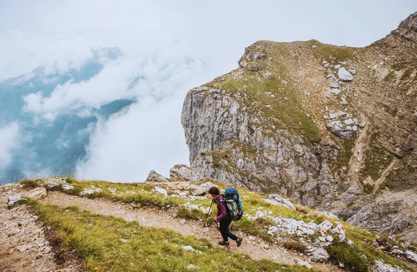 Deportiva Mujer joven en el sendero de montaña Montañas Dolomitas, Italia — Foto de Stock