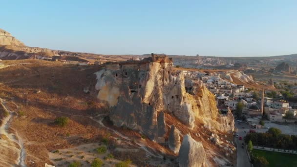 Zonsondergang antenne drone uitzicht op Cavusin grot fort in Cappadocië — Stockvideo