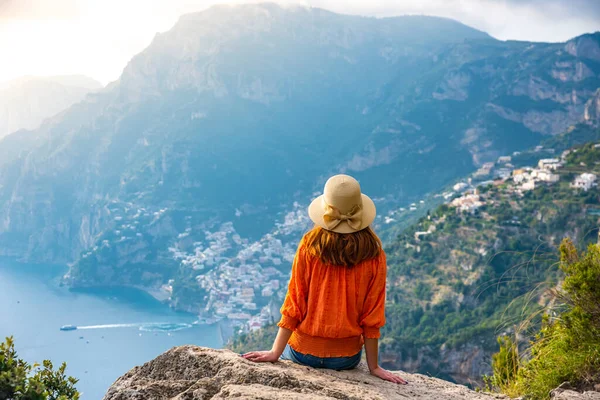Positano sahillerinde genç bir kız, Amalfi, İtalya