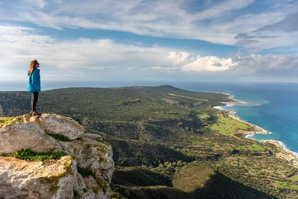 Kıbrıs Rum Kesimi 'nin Akamas Yarımadası Ulusal Parkı Manzarası üzerindeki turist kız — Stok fotoğraf