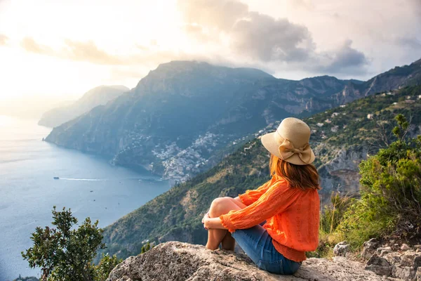 Young girl on Positano coast background, Amalfi, Italy — Stock Photo, Image