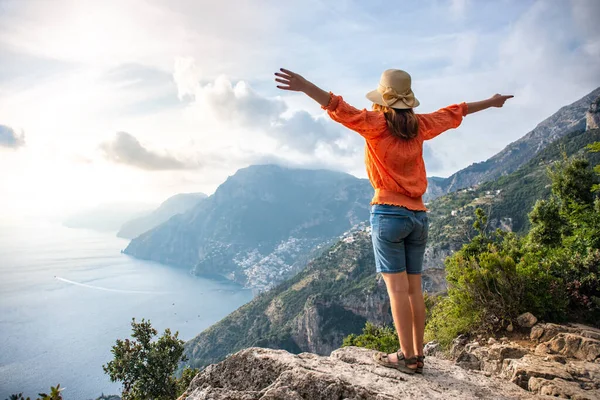 Glad ung flicka på Positano kust bakgrund, Amalfi, Italien — Stockfoto