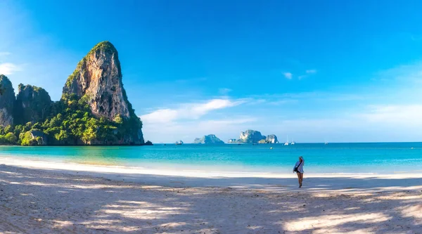 Kobieta działa na Railay beach Krabi Tajlandia. Asia — Zdjęcie stockowe