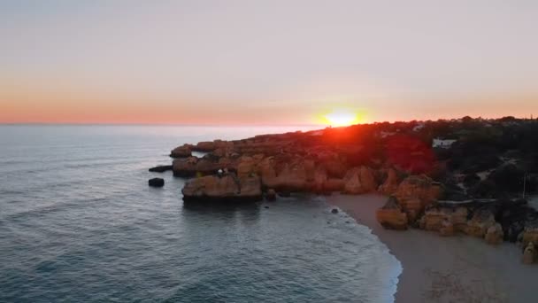 4k Zicht vanuit de lucht op golven rotsachtige Atlantische kust bij Cabo Carvoeiro, Portugal — Stockvideo