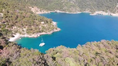 Hava aracı Oludeniz Sevgi Yolu yakınlarındaki sahili ve körfezleri gösteriyor. Rahatla, meditasyon.