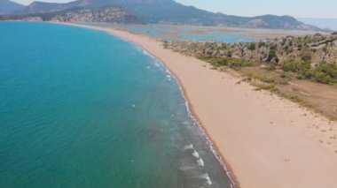 Dalyan deltasının ve Iztuzu sahilinin hava aracı görüntüsü. Hindi. 4K