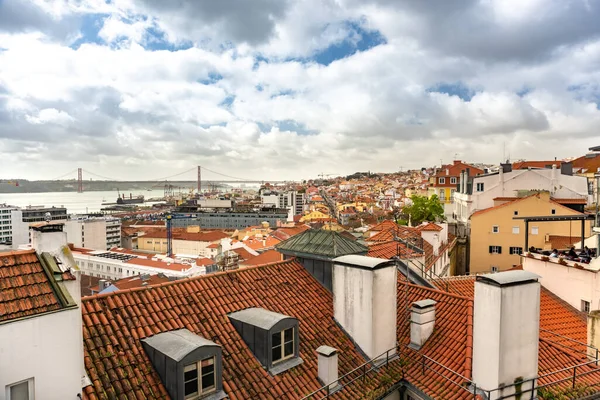 Lissabon, Portugal skyline op zonnige zomerdag — Stockfoto