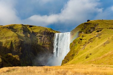 Skogafoss şelalesi ve gökkuşağı, İzlanda simgesi. Güneşli hava