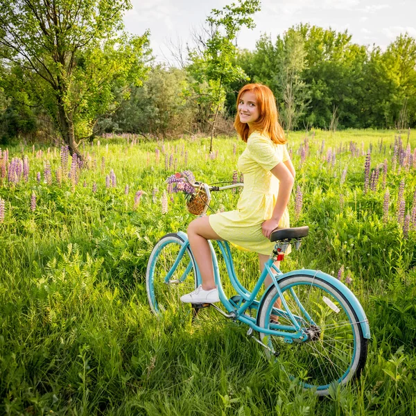 Young teen girl with vintage bike in flowered meadow — Stock Photo, Image