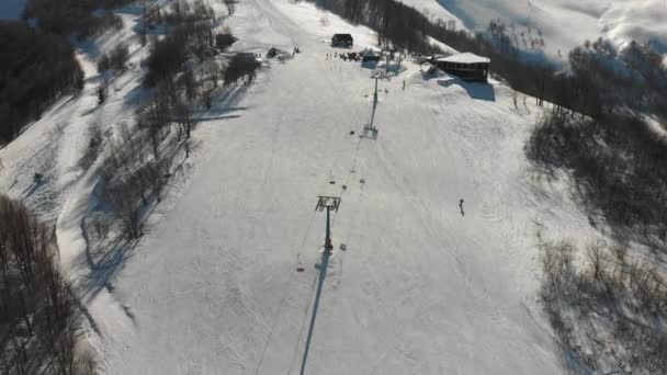 Flygfoto drönare skidort i Karpaterna på en solig dag, Ukraina — Stockvideo