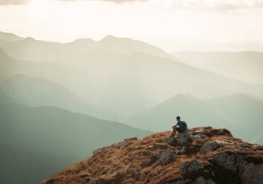 Kayanın tepesindeki adam