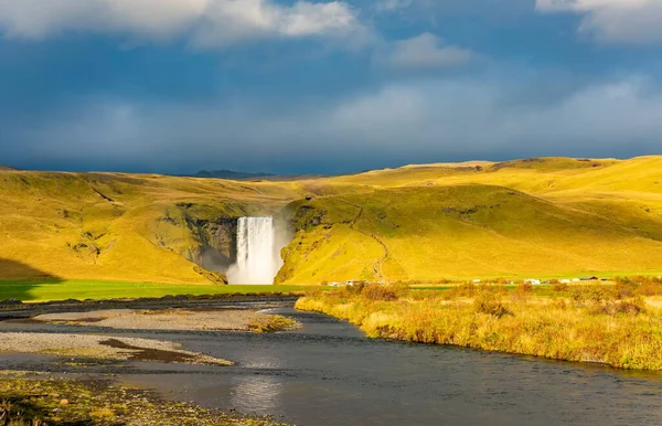 Cascata di Skogafoss e arcobaleno, Islanda punto di riferimento. Tempo soleggiato — Foto Stock