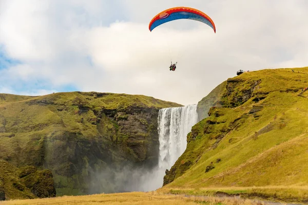 Skogafoss Wasserfall und Regenbogen, Island Wahrzeichen. Sonnenscheindauer — Stockfoto