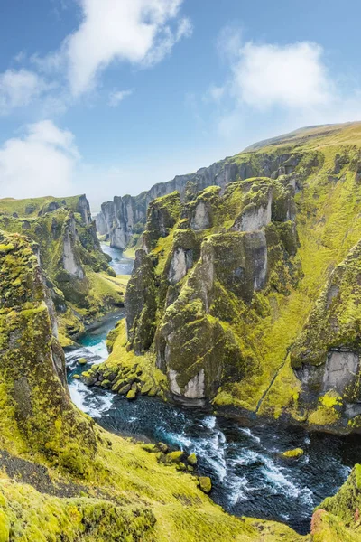 Fjadrargljufur kanyon Izlandon. Top turisztikai célpont, jó idő — Stock Fotó