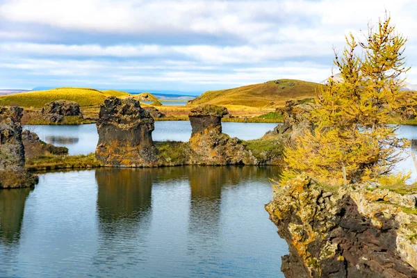 Озеро Миватн в Северной Исландии. Тихий осенний пейзаж — стоковое фото