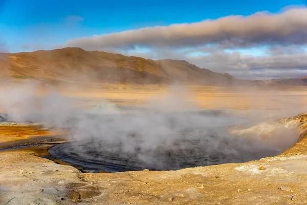 アイスランドのHverir地熱地帯のフマルロールフィールド。観光名所 — ストック写真