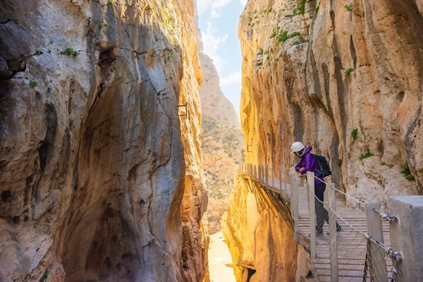 Toeristische vrouw in El Caminito del Rey toeristische attractie Malaga, Spanje — Stockfoto