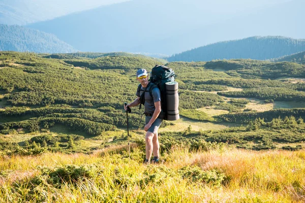 Turysta sportowy z plecakiem w Tatrach, Polska — Zdjęcie stockowe