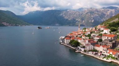 Karadağ 'ın Ortaçağ kenti Perast, Boka Kotor körfezi üzerinde uçuş. Kızıl çatılara, dağlara, denize hava görüntüsü.