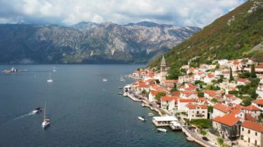 Karadağ 'ın Ortaçağ kenti Perast, Boka Kotor körfezi üzerinde uçuş