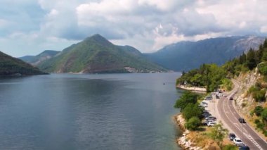 Kotor Körfezi veya Karadağ 'ın Boka Kotorska tatil beldesinin hava panoramik manzarası