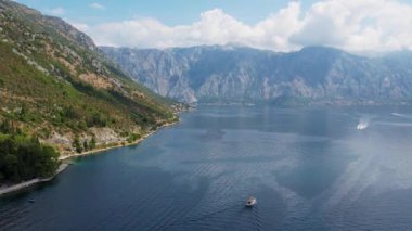 Kotor Körfezi veya Karadağ 'ın Boka Kotorska tatil beldesinin hava panoramik manzarası