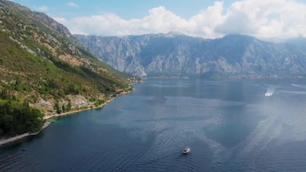 Vista panorâmica aérea de Kotor Bay ou Boka Kotorska Resort turístico de Montenegro — Vídeo de Stock