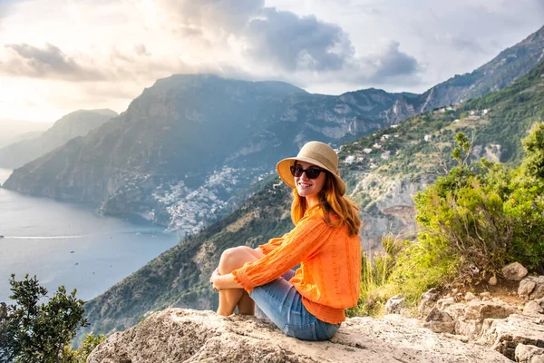Chica joven en el fondo de la costa de Positano, Amalfi, Italia — Foto de Stock