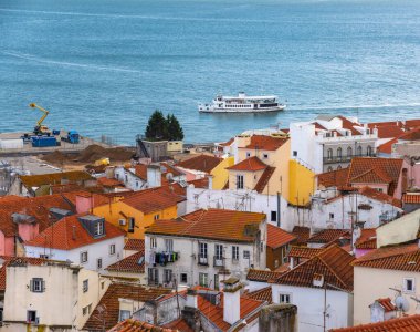 Lizbon Tarihi Merkezi ufuk çizgisi. Yaz gününde sokaklar