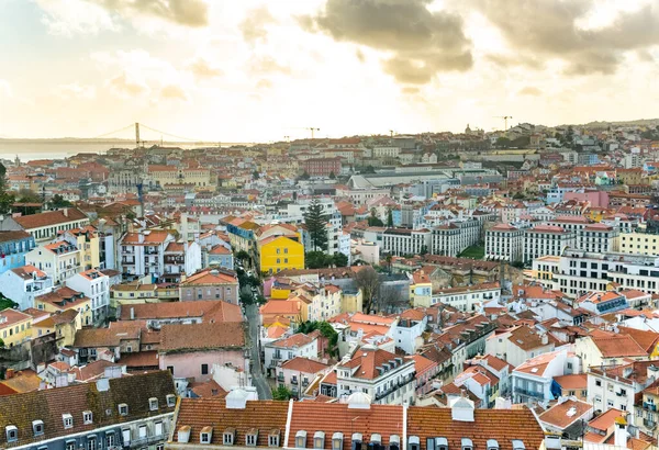 Лисбон, Португалия, горизонт в солнечный летний день — стоковое фото