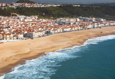 Nazare 'nin yüksek bakış açısı. Kum plajı, deniz, köy Nazare, Portekiz