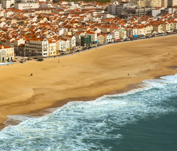 Hoge punt uitzicht op Nazare. Zandstrand, zee, dorp Nazare, Portugal — Stockfoto