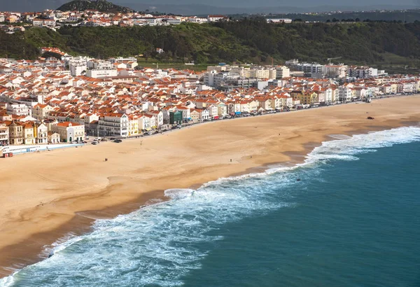 Hög utsikt över nazisterna. Sandstrand, hav, byn Nazare, Portugal — Stockfoto