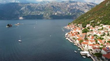 Karadağ 'ın Ortaçağ kenti Perast, Boka Kotor körfezi üzerinde uçuş