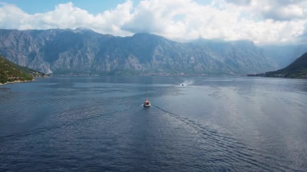 Pemandangan panorama udara Teluk Kotor atau wisata Boka Kotorska di Montenegro — Stok Video