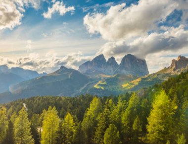 İlk kardan sonra dağ manzarası