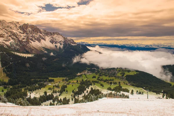 最初の雪の後の山の風景 — ストック写真