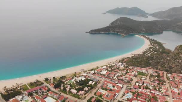 Hava aracı görüntüsü Oludeniz köyü tatil beldesi ve lagün Türkiye 'ye — Stok video