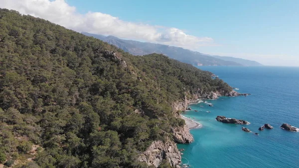Vista aérea del dron a la costa y bahías cerca de Oludeniz Likya yolu. Relájate, meditación — Foto de Stock