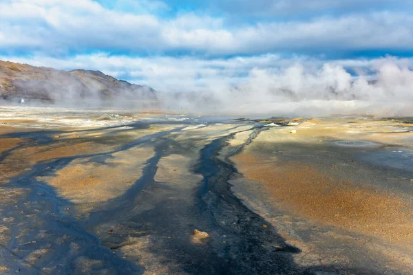 アイスランドのHverir地熱地帯のフマルロールフィールド。観光名所 — ストック写真