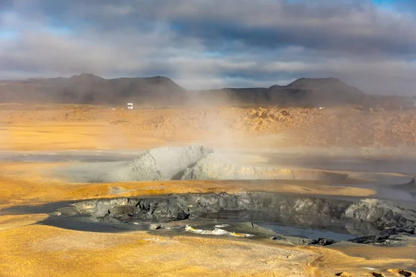 アイスランドのHverir地熱地帯のフマルロールフィールド。観光名所 — ストック写真