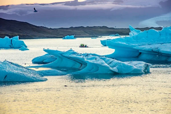 Ledovce plovoucí v Jokulsarlonském ledovcovém jezeře při západu slunce — Stock fotografie