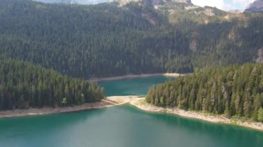 Karadağ 'daki Kara Göl' ün havadan görünüşü. Zabljak 'taki Durmitor Milli Parkı