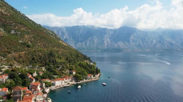 Kotor Körfezi veya Karadağ 'ın Boka Kotorska tatil beldesinin hava panoramik manzarası — Stok video