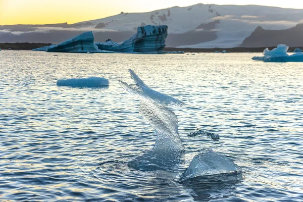 Iceberg galleggianti nel lago della laguna di Jokulsarlon al tramonto — Foto Stock