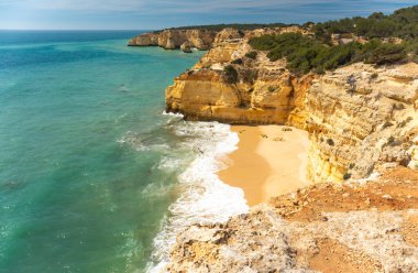 Doğal mağaralar ve plaj, Algarve Portekiz