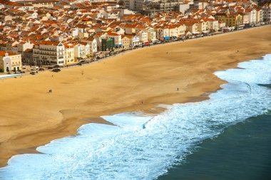 Nazare kasabası ve büyük dalgaların havadan görünüşü, Atlantik Okyanusu, Portekiz
