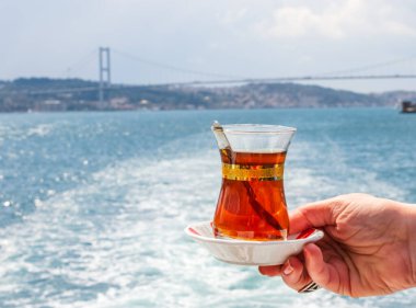 Türkçe çay fincanı ile el. Seyahat kavramı